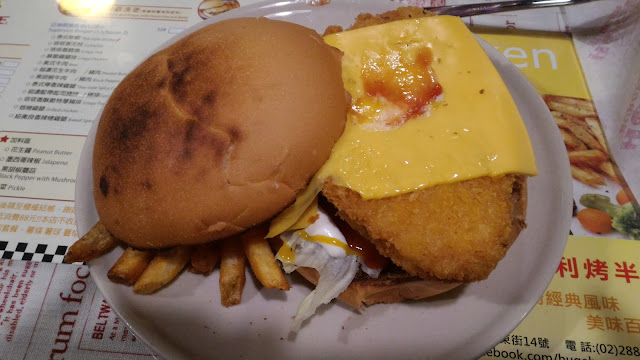 【士林夜市美食】必吃美食餐廳，美式漢堡Huge Burger 巨無霸漢堡