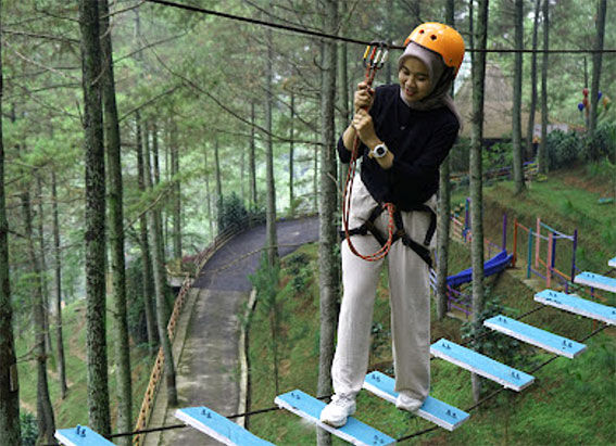 Berjalan di Jembatan Gantung di Dago Dreampark