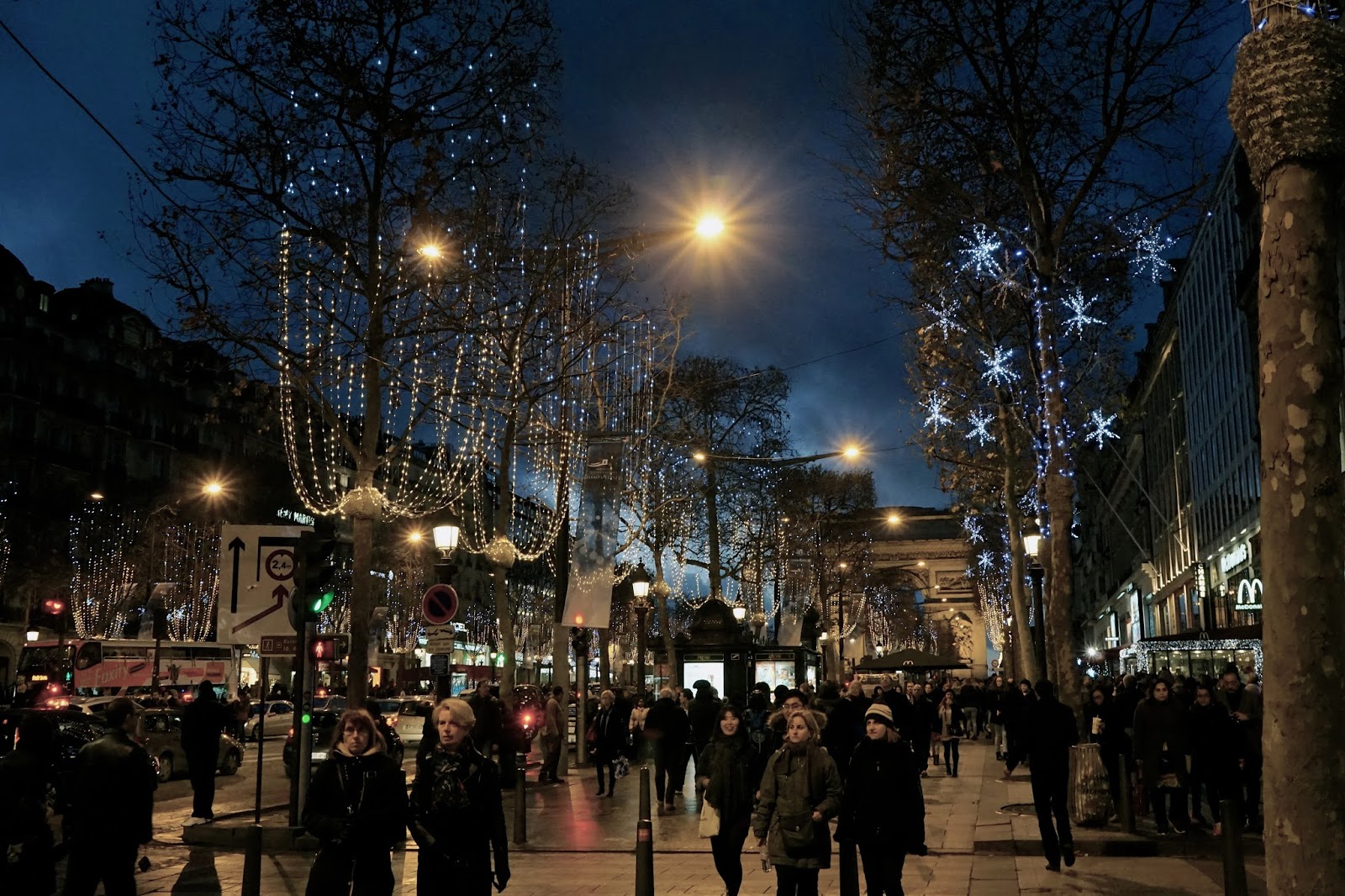 シャンゼリゼ通り（L'Avenue des Champs-Élysées）