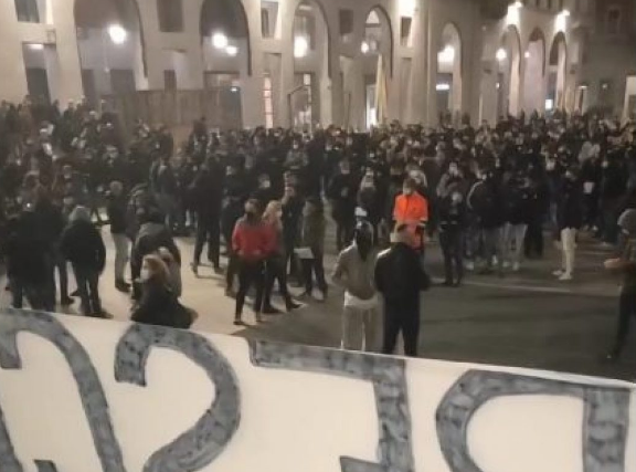 Brescia, tensione alla manifestazione contro il dpcm