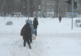 Фото Виталия Бабенко: дороги занесло снегом