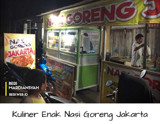 Dari sekian banyak depot basi goreng di Landasan Ulin Banjarbaru, menu nasi goreng Jakarta Hidayah ini paling cocok di lidah. Alasannya tentu saja karena rasa, dan varian menunya yang lebih menggoda.  Ada nasi goreng gila, capcay, mie goreng hingga mie tiaw.