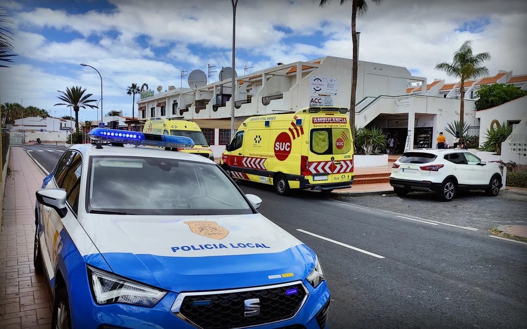 Vehículo patrulla y recursos médico sanitarios en el lugar (Foto: Policía Local de Canarias Blog).