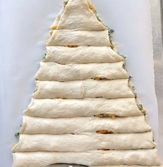 Christmas Tree Spinach Dip Breadsticks: A Festive and Delicious Holiday Treat