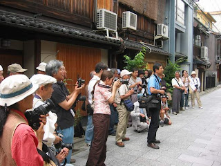 The paparazzi awaiting a Geisha's debut