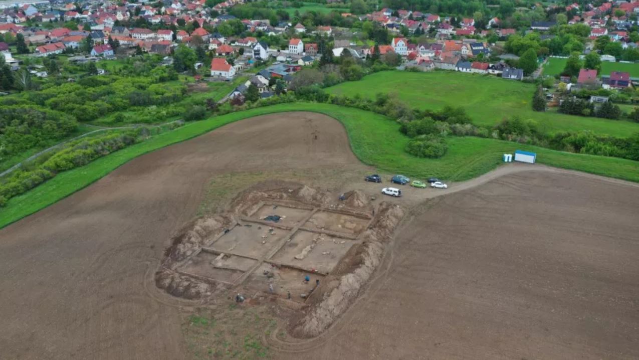 Almanya'da bir kraliyet sarayı arayan arkeologlar, I. Otto olarak da bilinen Büyük Otto için inşa edilmiş 1000 yıllık bir kilise keşfettiler.
