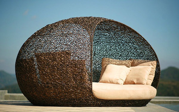 Merancang Desain Daybed Outdoor Unik dari Rotan