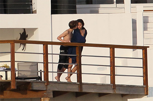 selena gomez and justin bieber kissing hawaii. justin bieber selena gomez