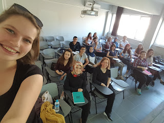 Bursa'daki Uludağ Üniversitesi Psikoloji Bölümü'nün kadın çoğunluklu sınıfı