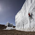 Nyaris Tak Percaya, Tebing Es Menjulang Tinggi di Gurun Pasir