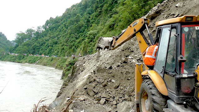 लिखुभीरमा पैह्रो झर्दा राष्ट्रिय राजमार्ग बन्द- अबेर रातीदेखि वान वे शुरु