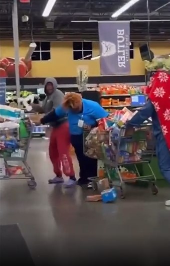 Walmart Employee Tries to Stop a Thief and Gets Beaten With a Pack of Clothes Hangers - Watch Video
