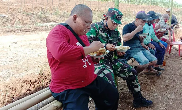 Terjun ke Lokasi TMMD, Dandim Sempatkan Makan Siang Bersama Satgas dan Warga