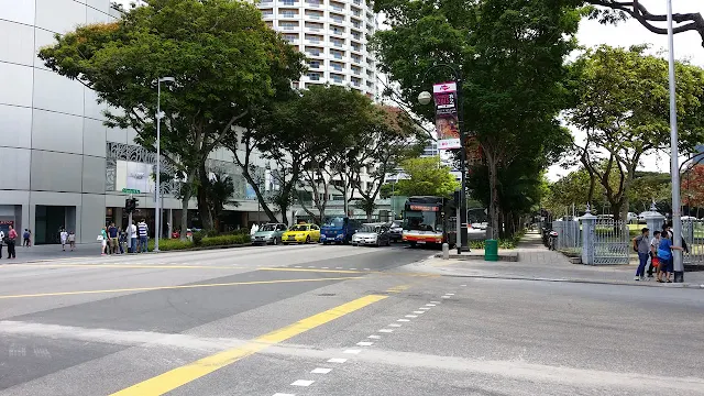 新加坡的車路和行人路近似香港