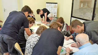 Grans i joves en el taller d'estimulació cognitiva d'Aviparc