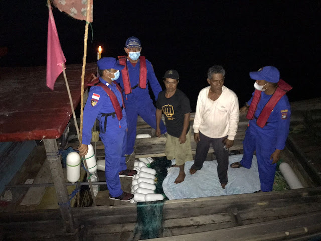 Sempat Hilang Kontak,  Tim SAR Satpolairud Polres Karimun Berhasil Menemukan Dua Nelayan