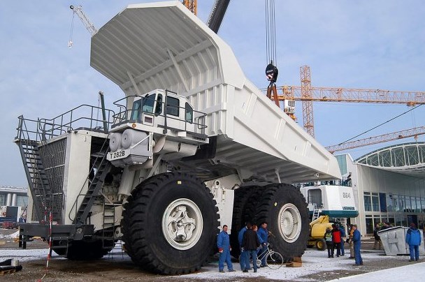 truk dam besar Liebherr T-282c