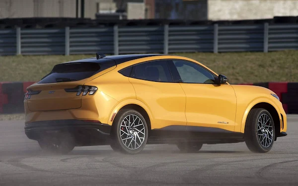 Ford Mustang Mach-E e Maverick Hybrid confirmados para Brasil em 2023