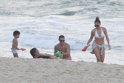 Bikini-Clad-Jennifer-Lopez-Casper-Smart-Hit-The-Beach