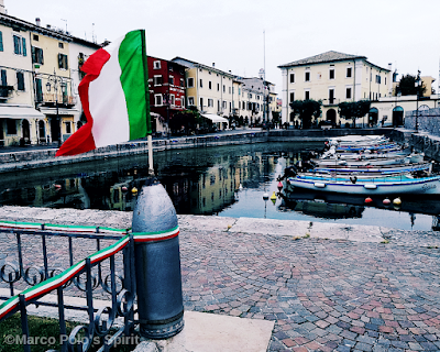The-Italian-flag-and-the-harbour