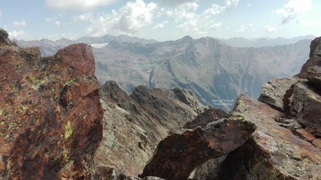 Vista dei massi che aprono la salita al Vioz da Pejo 3000