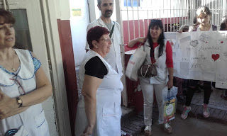 la imagen muestra la docente entrando al patio escolar