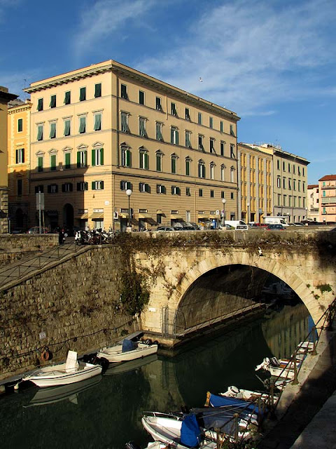 Gli scali San Cosimo e il ponte San Benedetto visti dagli scali degli Olandesi, Livorno