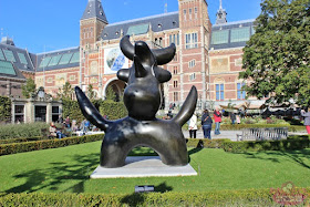 Exposição do Miró no jardim do Rijksmusuem em Amsterdam