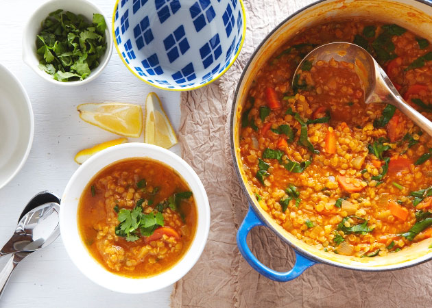 Spinach soup with lentils and curry from Indian cuisine