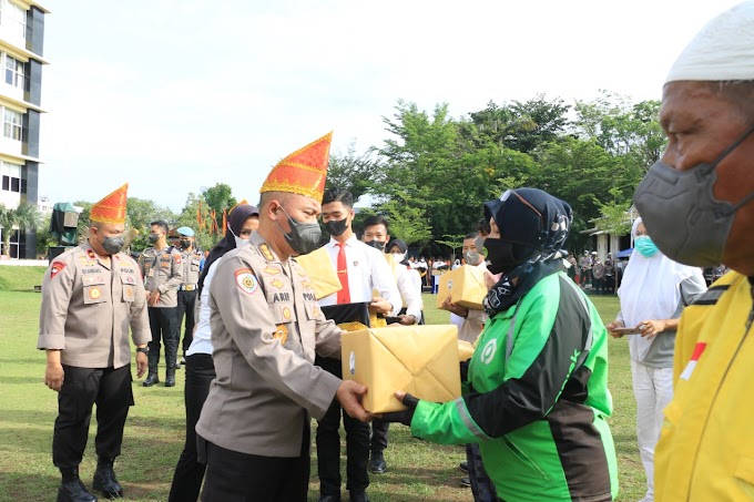 Polda Sumbar Salurkan 5.000 paket Bansos kepada Komunitas Ojek, Angkot dan Betor