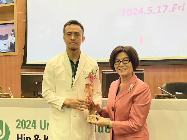 ▲黃士維總院長頒發感恩獎座給帝寶公司董事長謝綉氣。（秀傳醫院提供）