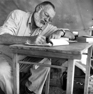 O QUE HEMINGWAY ME ENSINOU SOBRE STORYTELLING