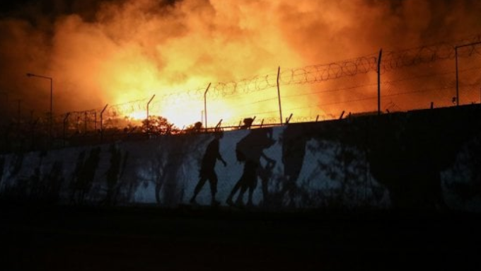 Isola di Lesbo, enorme incendio nel campo profughi