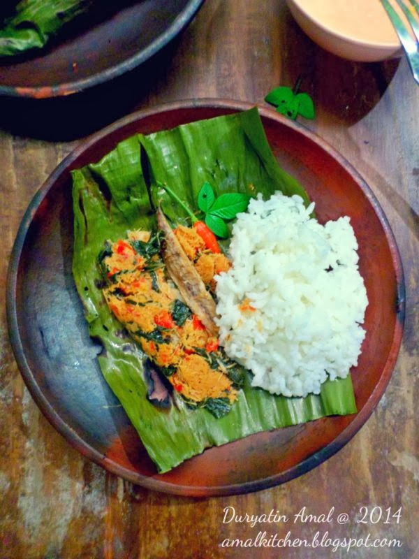 Amal's Kitchen : Simple & Easy Recipes: Pepes Ikan Pindang Kelapa Daun Singkong