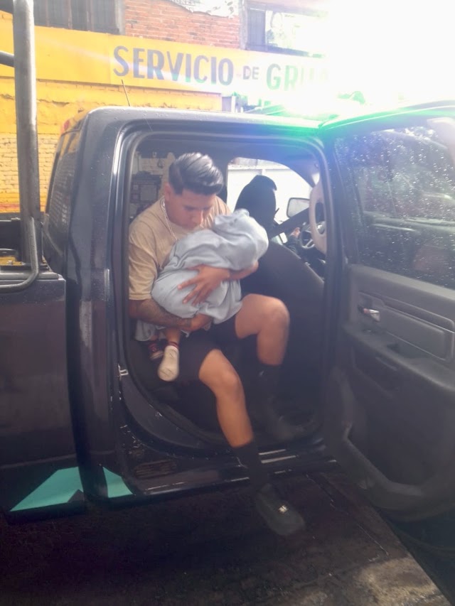 POLICÍAS ESTATALES AUXILIAN A PERSONAS VARADAS POR LA LLUVIA.