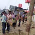 बिजली विभाग की सक्रियता से दुर्घटना टली पुराना जर्जर खम्बा हटाते हुए