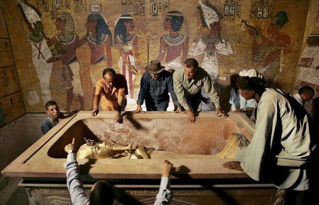 Ο Zahi Hawass, ο Αιγύπτιος επικεφαλής του Ανώτατου Συμβουλίου Αρχαιοτήτων, επιβλέπει την αφαίρεση της μούμιας του Τουταγχαμών στο Λούξορ το 2007. [Credit: Reuters]