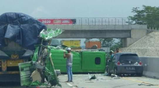  Truk  vs Mobil di Tol Bantang Semarang 1 orang meninggal 