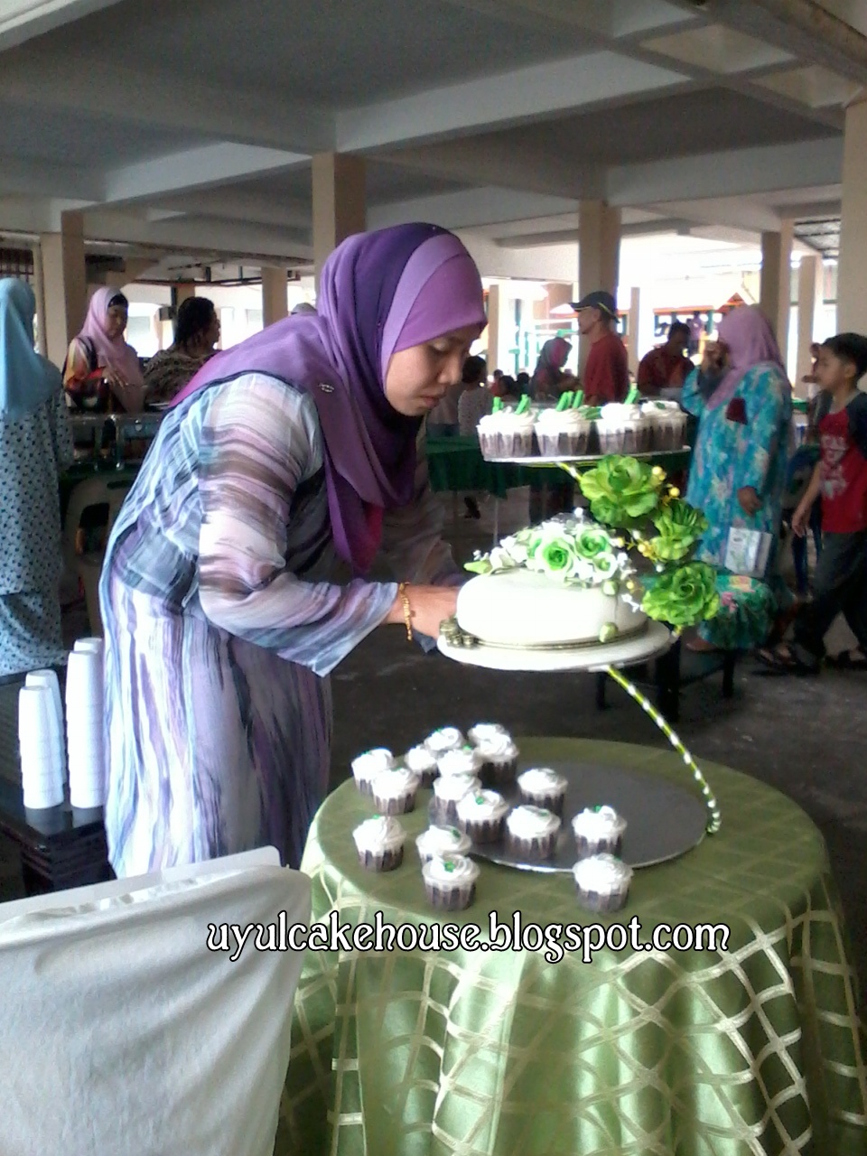 UyuL Cake House: Wedding kek Theme Putih Hijau