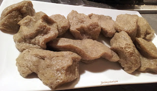 Plat de morceaux de seitan préparé.