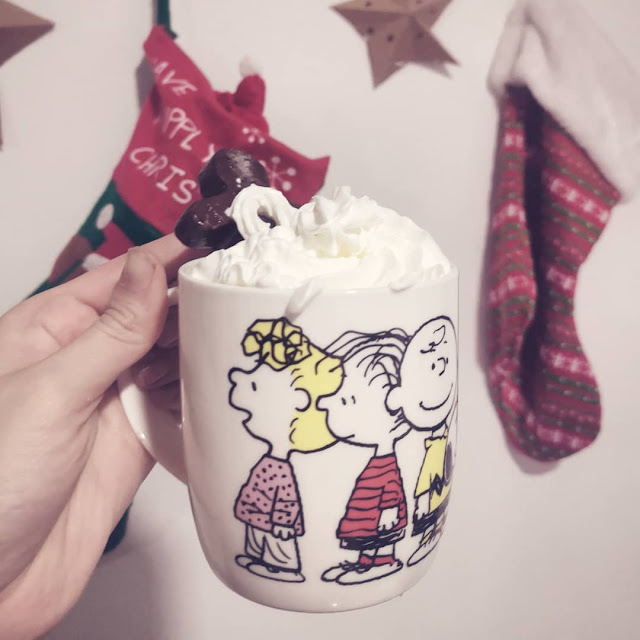 Chocolate caliente navideño en forma de muñequitos de jengibre