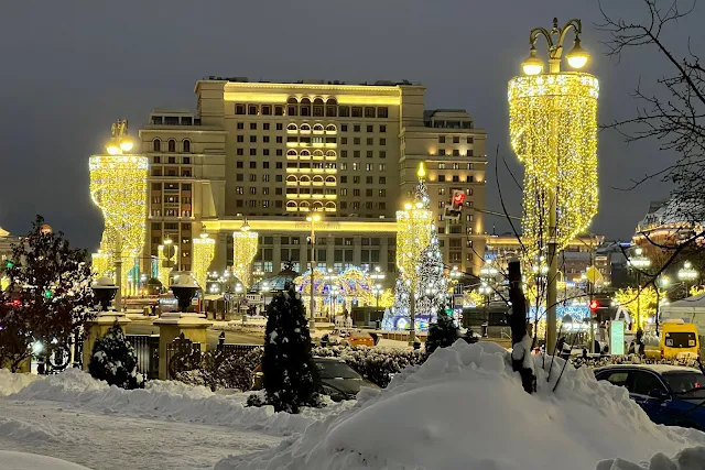 Моховая улица, Манежная площадь, гостиница Legend of Moscow (бывшая Four Seasons Hotel Moscow / «Москва»)