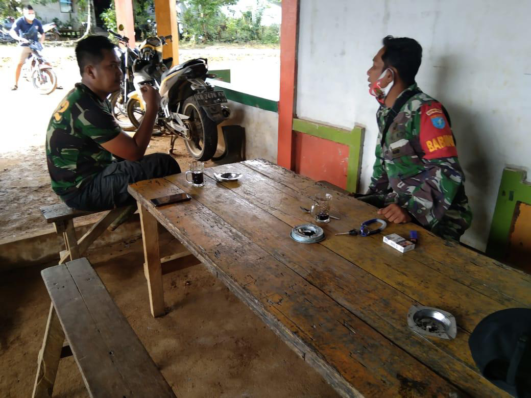 Minum Kopi Sebagai Penyemangat Pagi Satgas TMMD Regtas Ke 111 Kodim 1202/Skw.