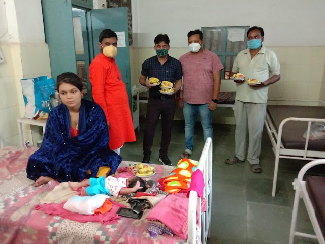 अस्पताल के मरीजों को फल वितरण कर भाजपा ने मनाया सेवा दिवस