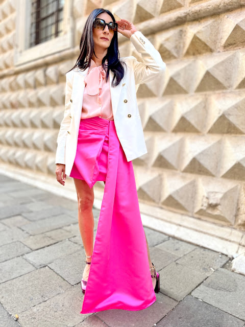 Paola Buonacara fashion influencer e DIY blogger indossa gonna con strascico by Trending Addicted autunno inverno 2023/24 da avere nel guardaroba