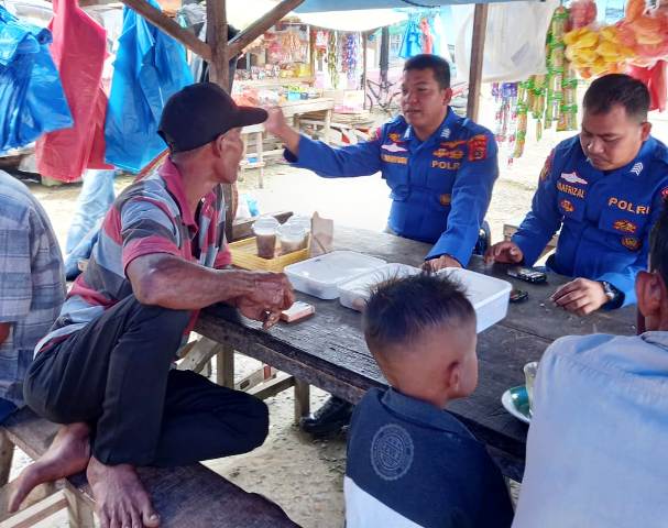 Patroli di Perkampungan Nelayan, Anggota Satpolairud Polres Aceh Timur Sampaikan Pesan Kamtibmas