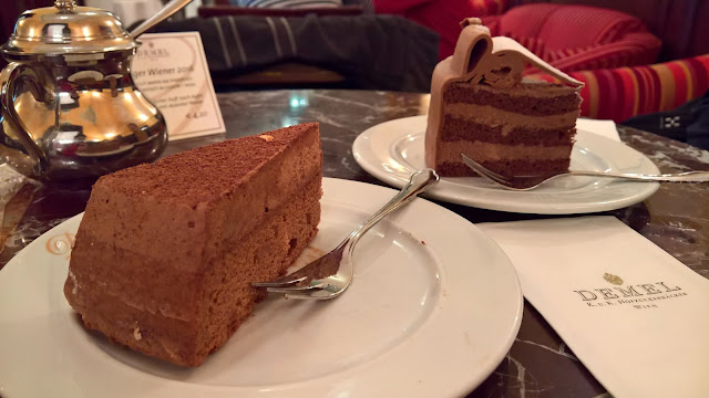 Mallaspulla matkailee Cafe Demel kakku