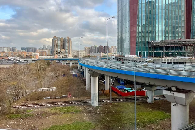 вид из окна поезда, транспортная развязка «Москва-Сити», строящийся бизнес-центр iCity
