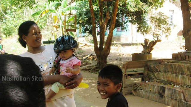 Tingkah lucu anak kecil memakai helm sepedaku