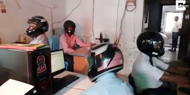 Karyawan Terpaksa Pakai Helm Di Kantor Agar Nyawa Tak Melayang